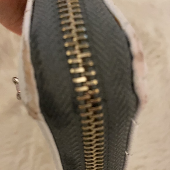 Guess Chevron Classic White Wallet - Picture 15 of 17